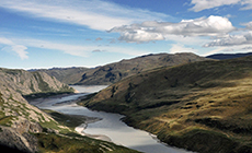 Figure 2‑3. The rolling hills directly east of Kangerlussuaq. The river transports meltwater from the Russell and Leverett glaciers to the Kangerlussuaq fjord (Søndre Strømfjord). Photograph is from 2009 and was taken by Lillemor Claesson Liljedahl.